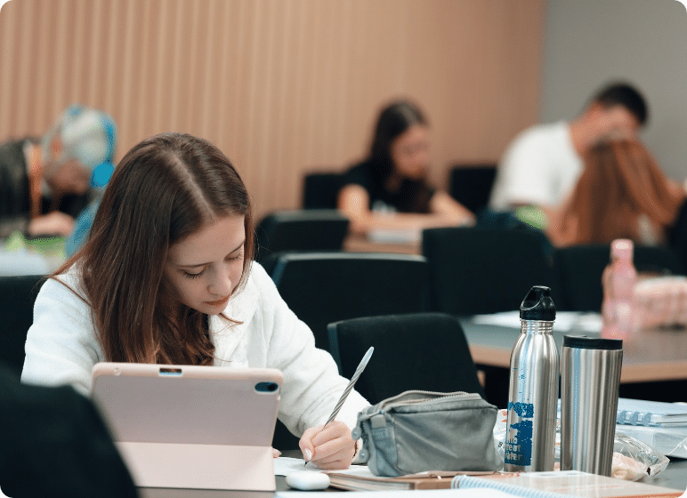 aluna-estudando-curso-positivo